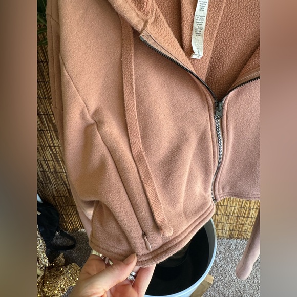 ALO Xtreme Crop Zip Jacket in Dusty Pink - Picture 5 of 6